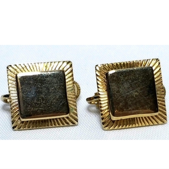 Designer by Coro, earrings, clip on gold tone squares - Picture 5 of 5